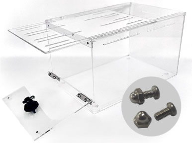 アクリルケージの写真。前面が開く